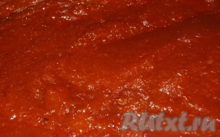 Через 1 час вытащить противень из духовки.&nbsp; Готовое повидло из яблок будет иметь яркий насыщенный цвет с коричневым оттенком. Цвет повидла зависит от сорта яблок.
