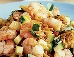 Салат из креветок, кабачков и риса