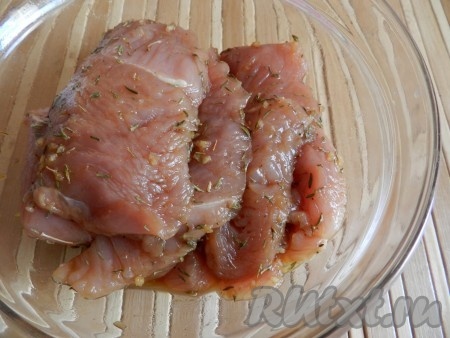 Замариновать мясо в этой смеси на 1 час.