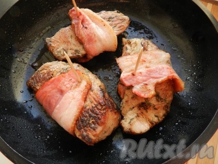 Обжарить медальоны из индейки на сковороде со всех сторон, уменьшить огонь и довести до готовности под крышкой.