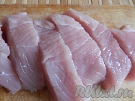 Филе индейки вымыть, обсушить и нарезать на медальоны.