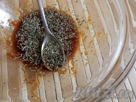 Смешать сок лимона, имбирь, чеснок, соевый соус и майоран.