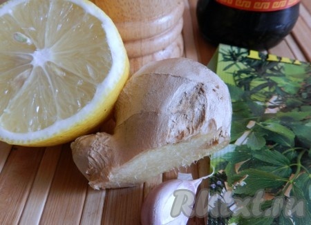 Из лимона выдавить сок, имбирь натереть на мелкой терке, чеснок пропустить через пресс.