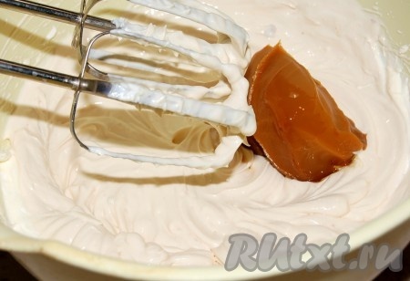 Для получения крема в емкость вылить сливки, взбить их и затем добавлять по одной ложке вареное сгущенное молоко, каждый раз тщательно взбивая.