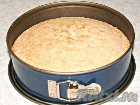 Проверить готовность коржа лучинкой или зубочисткой. Если лучинка будет сухая, вытащить форму из духовки.
