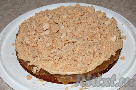 Поверх кремового слоя выложить слой из крошек безе.