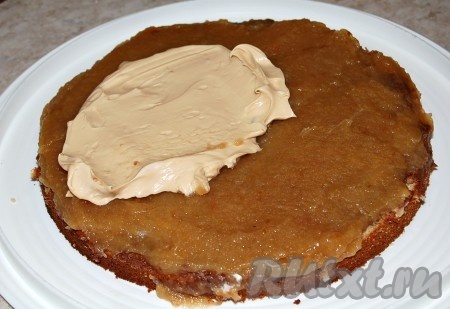 Поверх нутеллы положить повидло из яблок, а затем слой крема.