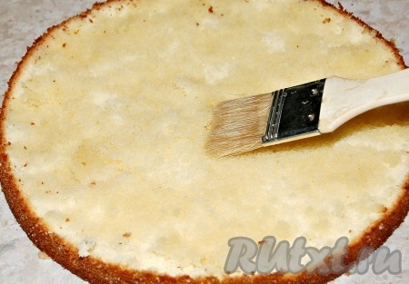 Сварить сироп. Для этого налить в небольшой ковшик воду, добавить сахар и варить, помешивая, до полного растворения сахара. В остывший сироп добавить ликер, или ром, если вы добавляете. Обильно смочить каждый корж сиропом. Для этого лучше использовать кисточку, чем прямо лить сиропом по коржу. Благодаря кисточке корж равномерно будет пропитан сиропом.
