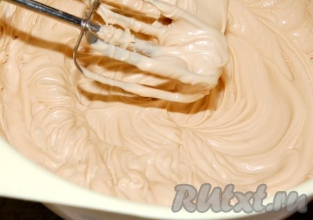 Для получения крема в емкость вылить сливки, взбить их и затем добавлять по одной ложке вареное сгущенное молоко, каждый раз тщательно взбивая.
