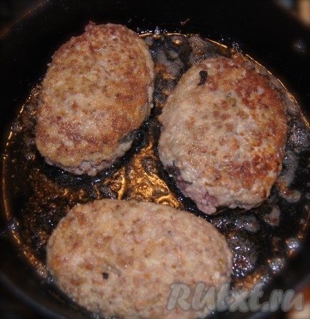 Обжарить котлеты на сливочном масле с двух сторон на достаточно сильном огне до золотистой корочки (примерно, по 2-3 минуты с каждой стороны).
