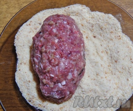 В тарелку насыпать панировочные сухари. Обвалять куриные котлеты с грибами в панировочных сухарях со всех сторон.
