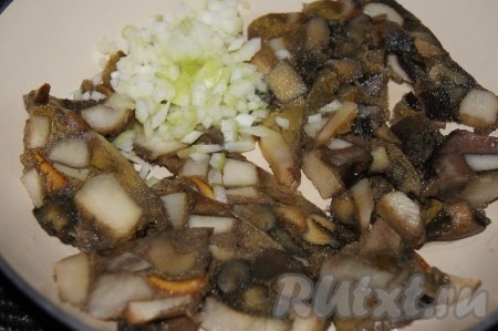 Я готовила с отваренными замороженными грибами, их можно немного разморозить, а лишнюю воду слить. Если вы готовите со свежими лесными грибами, то их нужно перебрать, промыть водой, поместить в кастрюлю с водой, отправить на огонь и варить 25-30 минут с момента закипания на небольшом огне, затем выложить в дуршлаг, чтобы стекла вода, нарезать некрупно. Если готовите с шампиньонами, то их нужно просто вымыть и нарезать некрупно (отваривать их не нужно). Отваренные лесные грибы (или нарезанные свежие шампиньоны) обжарить с очищенной и мелко нарезанной луковицей на сливочном масле, помешивая, в течение 5-7 минут(до испарения жидкости), посолить, поперчить по вкусу, снять с огня и остудить. Грибная начинка для котлет готова.
