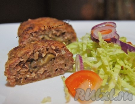 Обжаренные котлеты с грибами выложить в один слой в форму для запекания, смазанную маслом, накрыть форму крышкой (или фольгой) и отправить в духовку, разогретую до 200 градусов, на 30 минут. Готовые аппетитные, вкусные, сочные котлетки подавать к столу с гарниром или салатом из свежих овощей.
