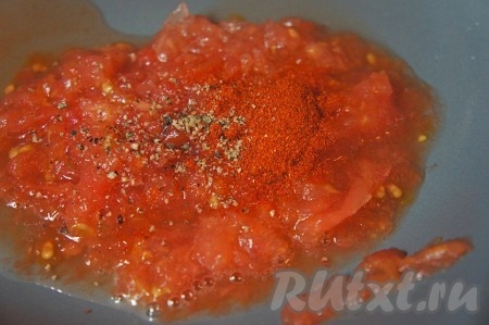 На помидорах сделать крестообразные надрезы и обдать их кипятком (при необходимости выдержите помидоры в кипятке около трёх минут). Снять кожуру и мелко нарезать или пюрировать помидоры. Добавить соль, специи, несколько капель табаско (для остроты вкуса) и отправить их в куриный суп вместе с ранее подготовленными овощами. Готовить суп ещё 5-7 минут.
