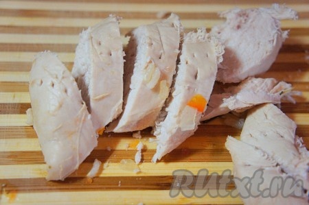 Куриную грудку разрезать и снова отправить в овощной суп. Огонь выключить. Суп накрыть крышкой и дать ему настояться не менее 10 минут.&nbsp;
