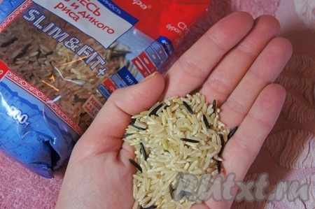 Рис тщательно промыть в нескольких водах. Добавить в куриный бульон. И варить около 10 минут.