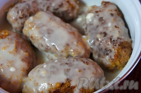 При желании, можно пробовать котлеты из фарша с сыром уже сейчас, ну, а тем, кто готов ещё немного оттянуть этот момент, я предлагаю немного потушить котлеты в соусе "бешамель"&nbsp;(около 10 минут), так они будут ещё более нежными и пикантными.&nbsp;
