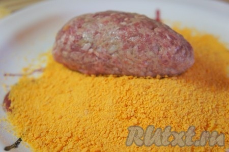 Котлету обвалять в панировочных сухарях.