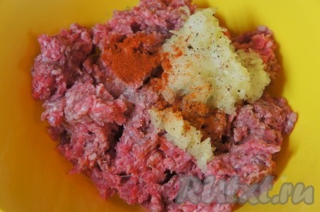 Лук натереть на тёрке (так он будет нежнее в фарше), чеснок пропустить через пресс. Добавить лук, чеснок, специи в фарш, посолить.&nbsp;
