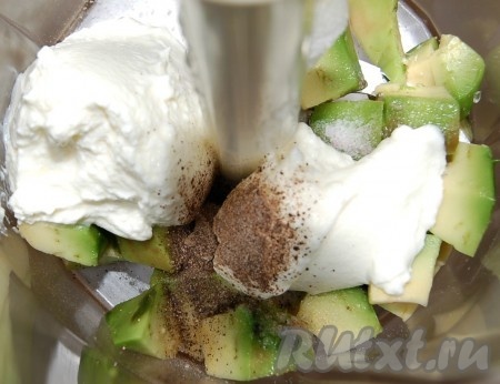 Нарезать авокадо мелкими кусочками и отправить в блендер. Добавить йогурт, соль, перец и лимонный сок.