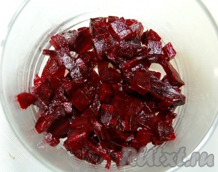 Взять стакан или креманку. На дно разместить слой свеклы.
