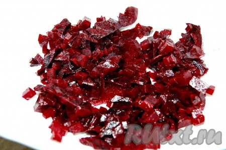 
Когда свекла будет готова, вытащить ее из духовки, остудить, очистить от кожицы и нарезать мелкими кубиками.