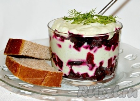 Заполненный стакан украсить зеленью и можно подавать закуску из свеклы и авокадо на стол.
