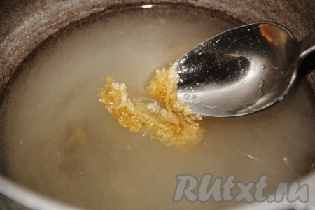 Когда вся масса растает, вливаем воду в казан. Таким образом растаявшая соль с сахаром превратятся в твердую карамель. Даем воде закипеть и раствориться в ней карамели.