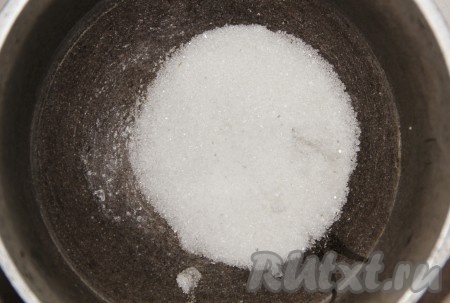 Соль и сахар смешиваем в казанке. Отправляем казан на газ.
