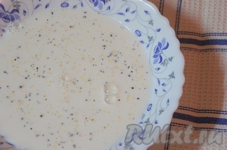 Для маринада смешать молоко, чёрный перец, соль, горчицу и чеснок, пропущенный через пресс.