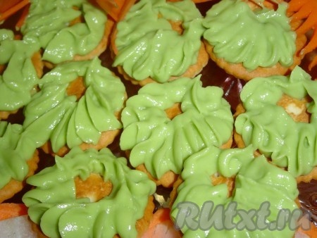 Кулинарный мешок наполняем приготовленным муссом и выдавливаем на крекеры.
