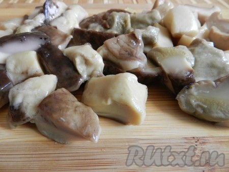 Воду слить,&nbsp; белые грибы нарезать кусочками поменьше, но не очень мелко.