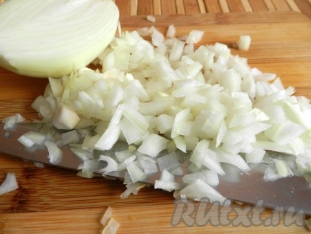 Луковицу мелко нарезать.
