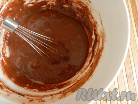 Влить растительное масло, снова перемешать. Тесто должно получиться однородным, гладким. Добавить кипяток, быстро перемешать. Тесто должно напоминать сметану средней густоты.
