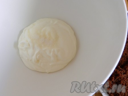 Для приготовления крема сметану взбить с сахарной пудрой и ванильным сахаром до однородности на средних оборотах миксера.
