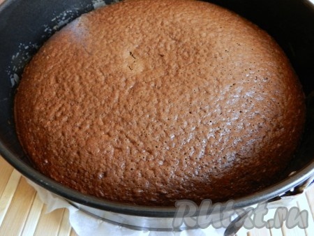 Готовый шоколадный бисквит остудить в форме.
