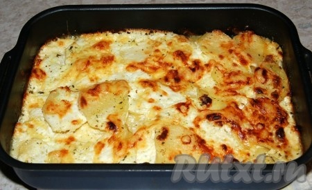 Затем вытащить форму с картофелем из духовки.