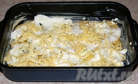 Затем добавить тертый сыр.