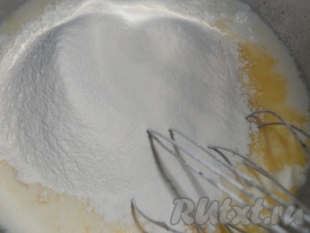 Добавить разрыхлитель и муку (муки может понадобиться чуть меньше или чуть больше) и замесить тесто, как на оладьи.
  