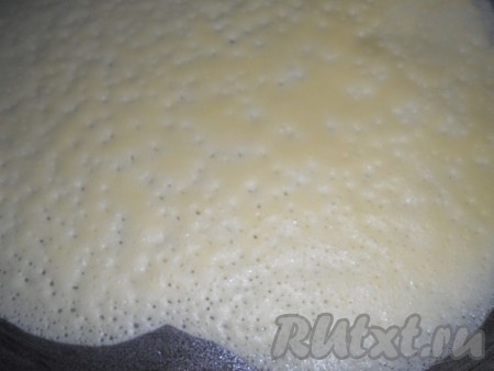 Жарить заварные блины на раскаленной сковороде с двух сторон.&nbsp; 
