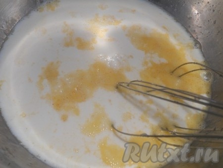 Влить молоко и перемешать.  