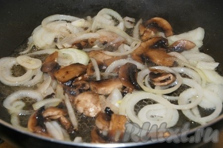 Обжаривать почти до полной готовности.