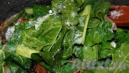 Посолить, быстро перемешать.