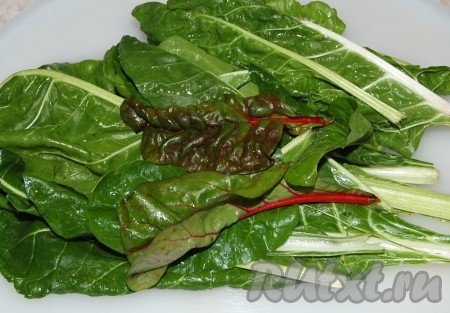 Листья мангольда промыть, обсушить.