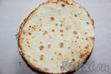 Выпекать коржи в разогретой до 180 градусов духовке с двух сторон (сначала испечь корж с одной стороны, затем - с другой). 