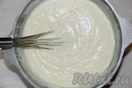 В яичную массу тонкой струйкой влить горячее молоко, не забывая все тщательно перемешивать. Полученную массу отправить на газ, на медленном огне варить до нужной консистенции крема и полного растворения муки. Венчиком не переставать взбивать наш крем. Когда крем загустеет, газ выключить и дать крему остыть.
