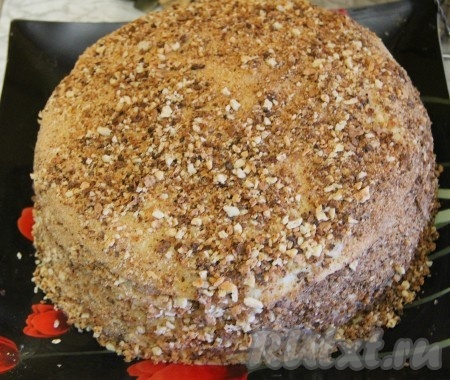 Два коржа измельчить в крошку и посыпать торт "Творожный Наполеон".
