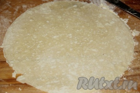 Каждый кусочек раскатать скалкой и обрезать по трафарету. У меня корж диаметром 26 см.
