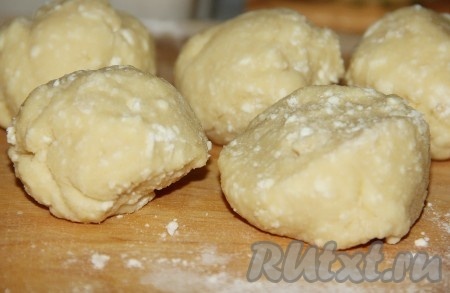 Хорошо все перемешать и постепенно добавить муку. Муки добавляем столько, сколько возьмет тесто. Готовое тесто разделим на 20 кусочков.