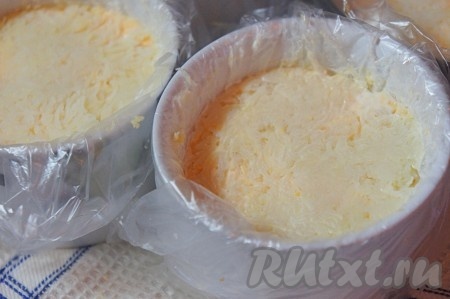 Выложить слой тёртого картофеля и промазать его майонезом. Как правило, чаще всего второй слой картофеля не выкладывается, если делать не порционный вариант салата "Мимоза", но в этом случае, я добавляю тонкий картофельный слой, чтобы салат было проще переворачивать на тарелку.